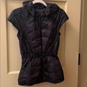 Lululemon lightweight camo hooded puffy vest